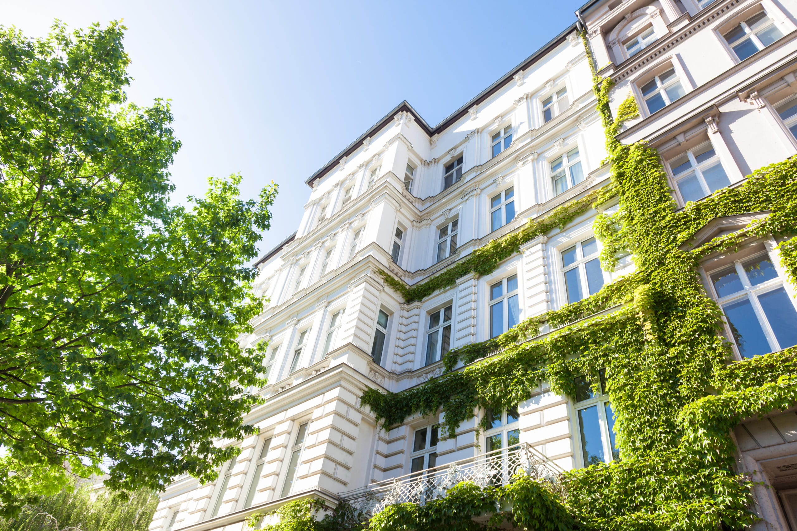 Altbau und Bäume in Deutschland